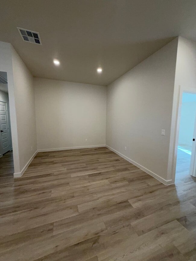 Building Photo - Harvest Neighborhood Beauty