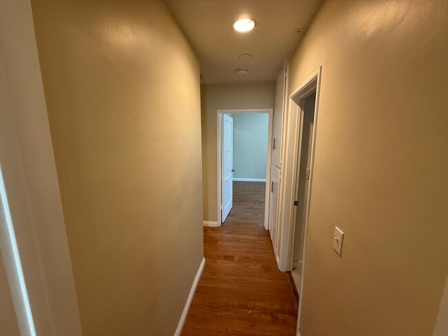 Building Photo - Charming 3-Bedroom Home for Rent in La Cre...