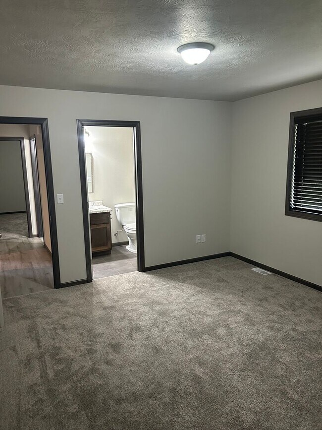 Building Photo - 4 bed 3 bath Townhome For Rent!