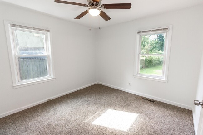 Building Photo - 231 Maple St