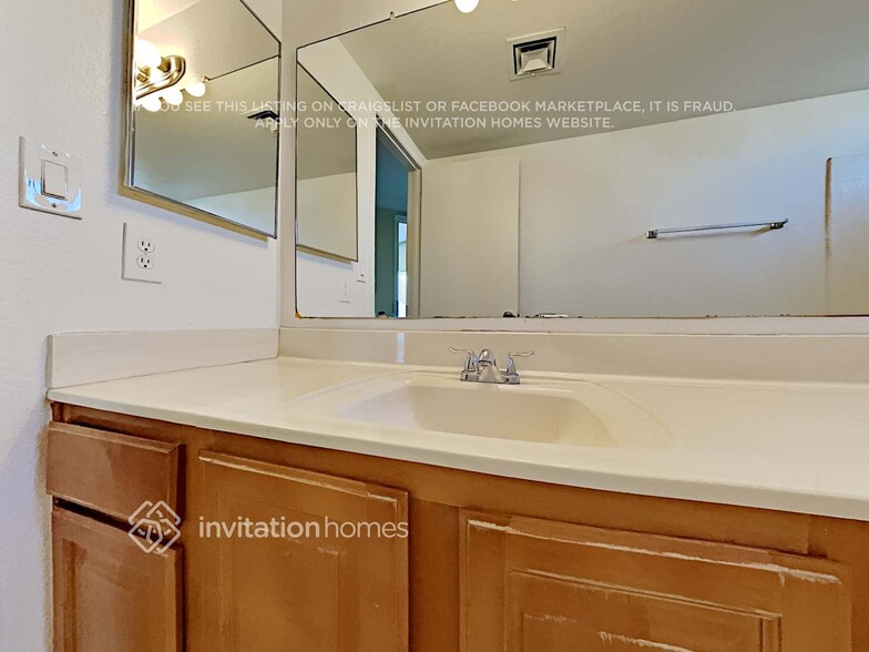Building Photo - 8203 W Larkspur Dr
