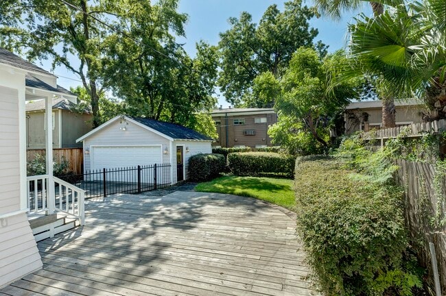 Building Photo - 1403 Bonnie Brae St