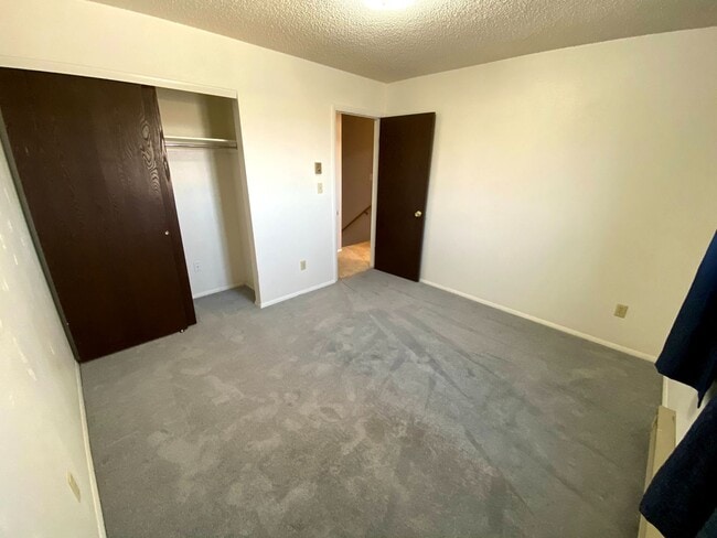 Building Photo - 3 Bedroom, 1.5 Bathroom Townhouse Next to High School and Middle School