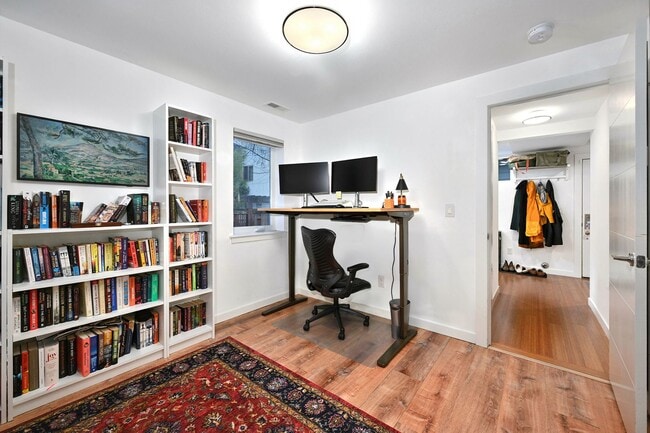 Building Photo - Ballard Townhouse - In Unit Washer/Dryer, Rooftop Deck