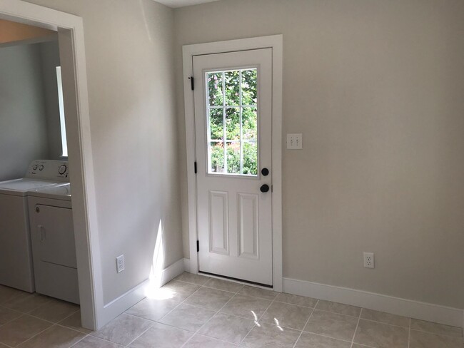 Building Photo - Beautifully renovated townhome in West Che...