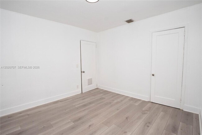 Building Photo - 111 SW 31st Ct