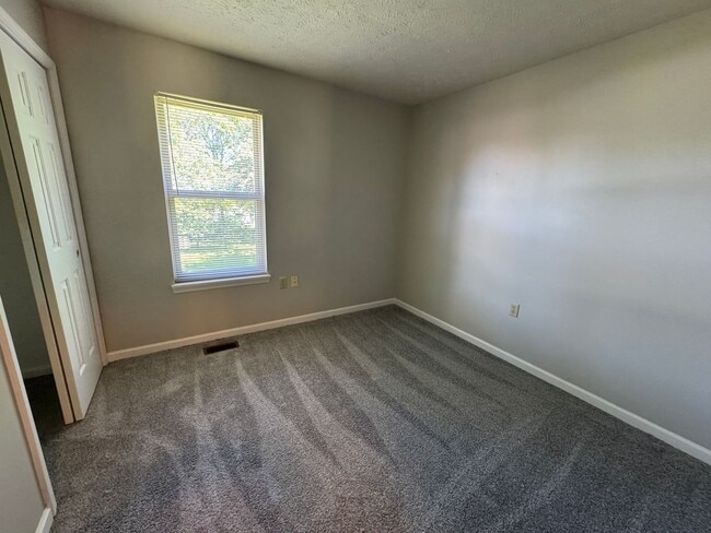 Building Photo - Eagle Creek 3 Bed 2.5 Bath