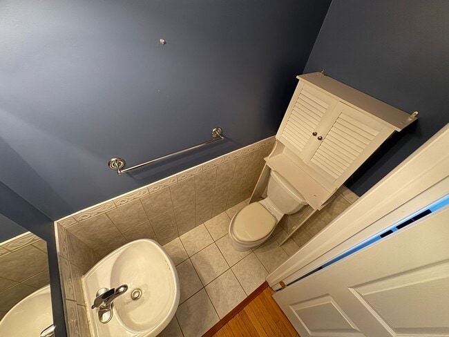 Building Photo - Charming 2 Bed 2 Bath Home Within Convenient Newington Commons Community