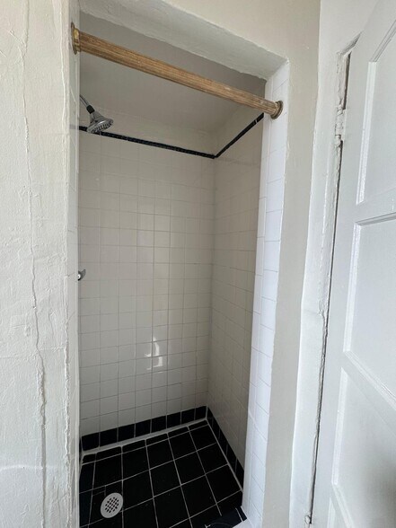 Building Photo - 901 S Kingsley Dr