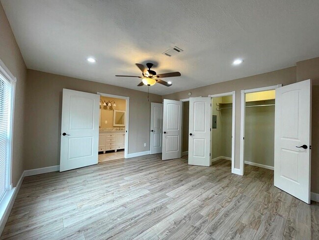 Building Photo - 710 Andover Dr