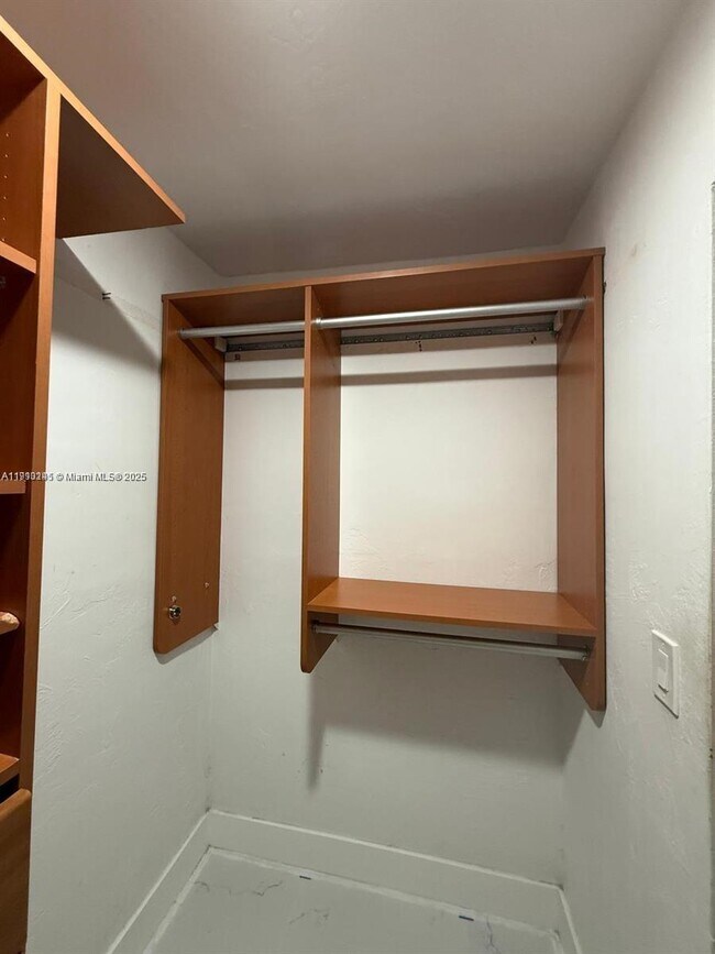 Building Photo - 1401 NE 191st St