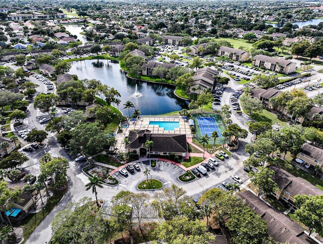Building Photo - 450 Palm Cir W
