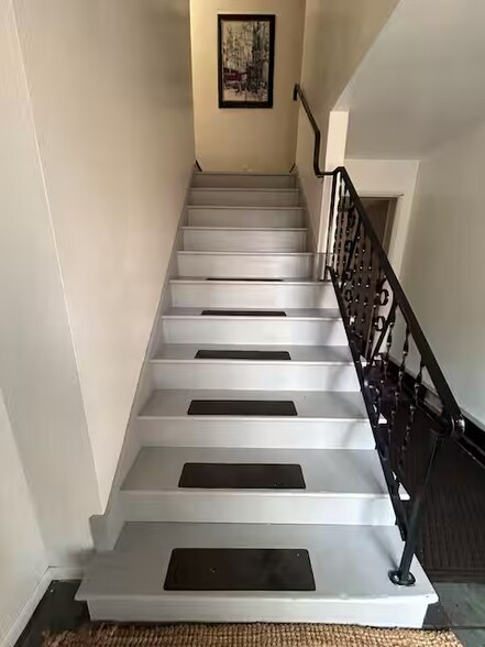 Building Photo - 212 N Main St