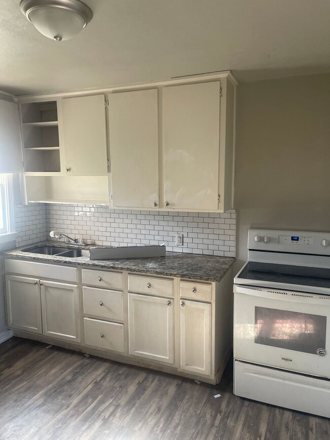 Building Photo - 3 bedroom, 1 bath