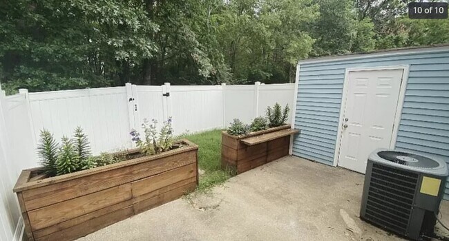 Building Photo - 2831 Lake Forest Dr