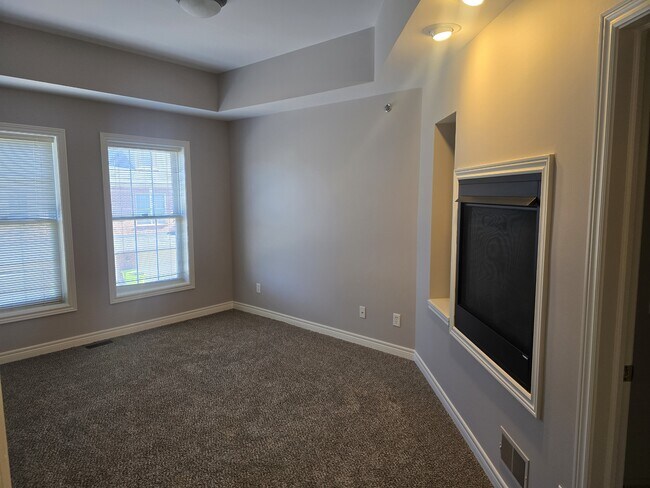 Building Photo - 5675 Hampshire Ln
