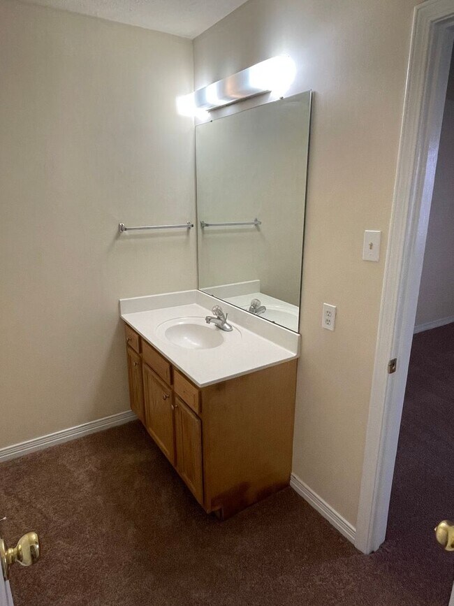 Building Photo - 2BD/1.5BA Unit in Quiet Complex! Both Bedrooms Upstairs w/ Full Bath