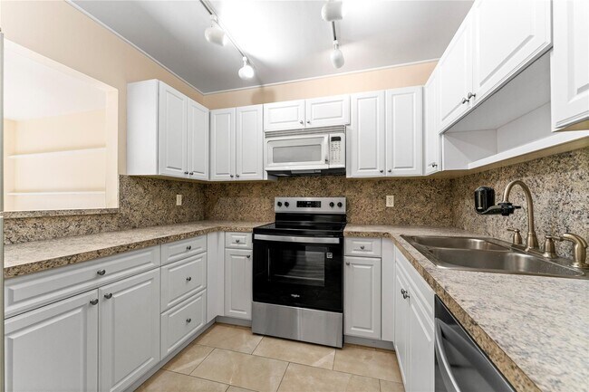 Building Photo - 817 SE 12th Ct