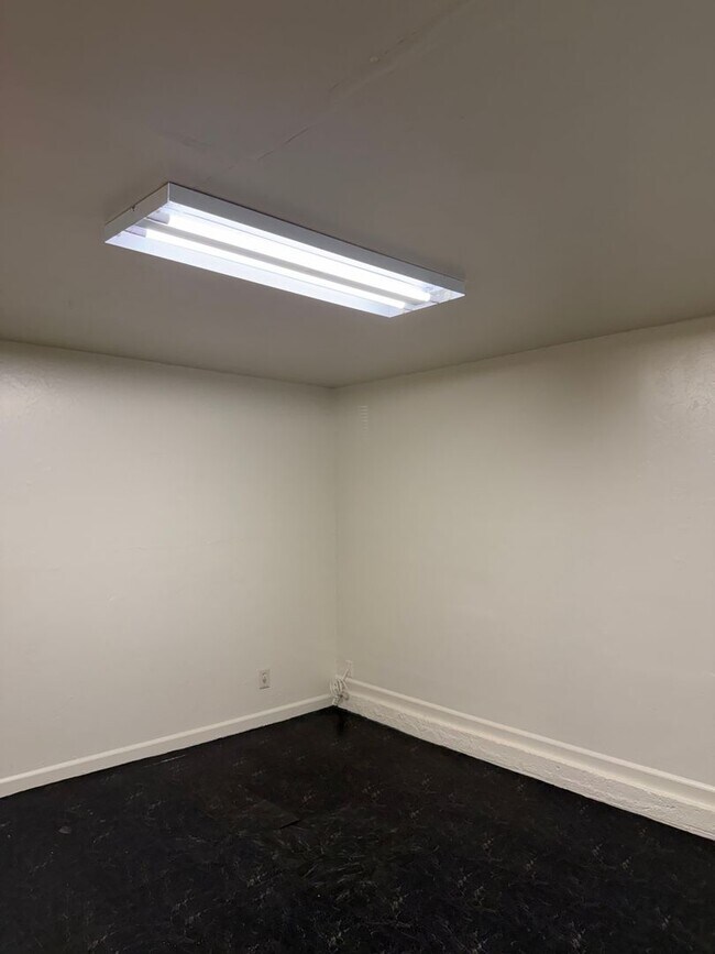 Building Photo - 7109 Thomas Dr
