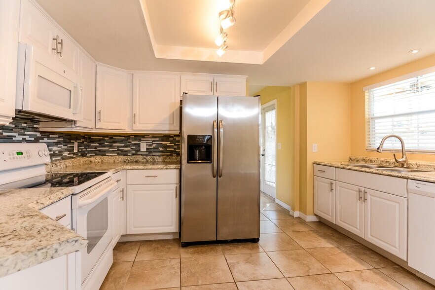 Building Photo - 7220 Bromley Dr