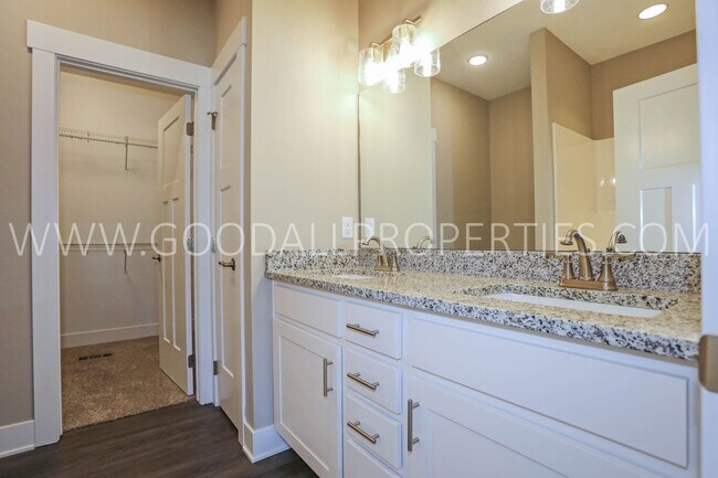 Building Photo - Beautiful ranch home with over 2000 finish...