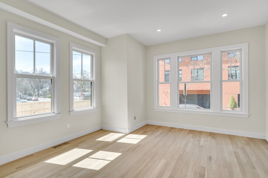 Building Photo - 77 Thorndike St