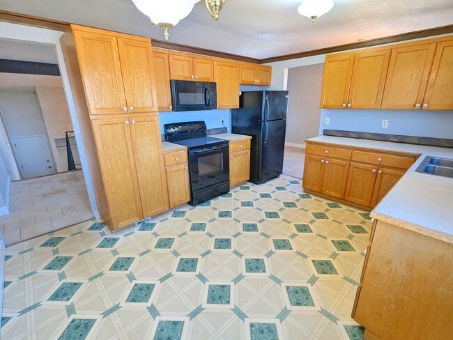 Building Photo - 5 Bedroom Three Bath, Great Location