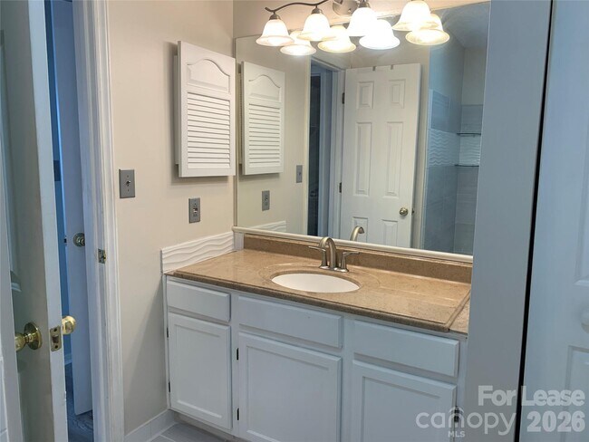 Building Photo - 912 Southwest Dr