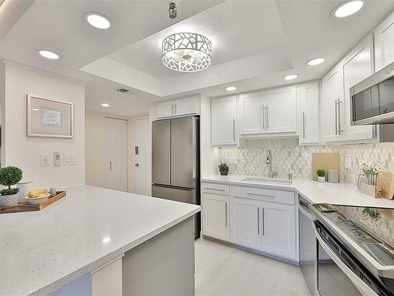 Building Photo - 7430 Sunshine Skyway Ln S