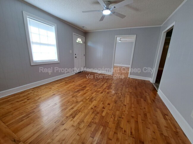 Building Photo - 112 Miller St