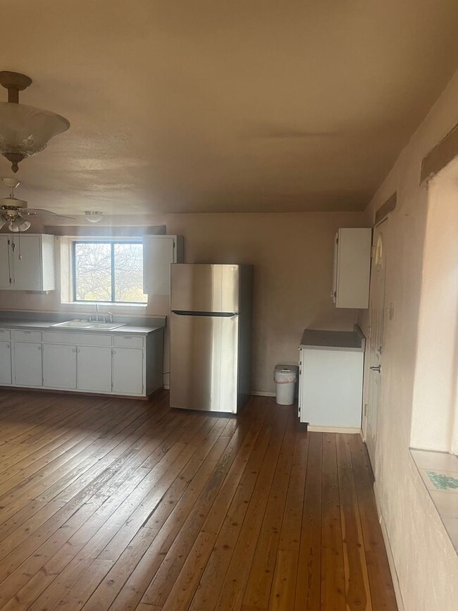 Building Photo - Beautiful ! Bed 1.5 Bath in J-6.