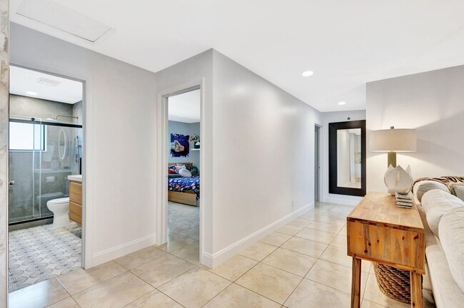 Building Photo - 932 Evergreen Dr