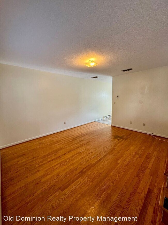 Building Photo - 2 br, 1.5 bath House - 548 Roosevelt Street