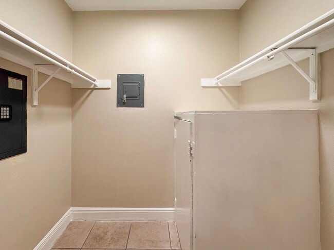 Building Photo - 3843