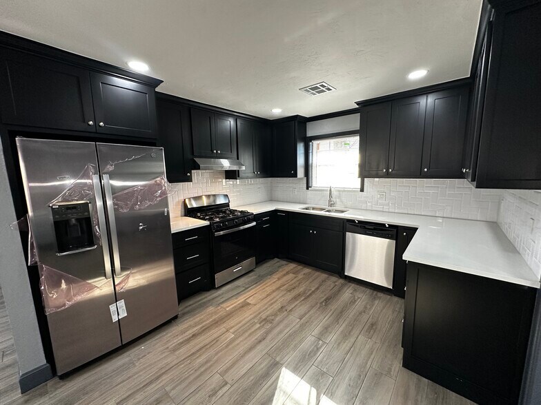 Building Photo - 2701 SW 65th St