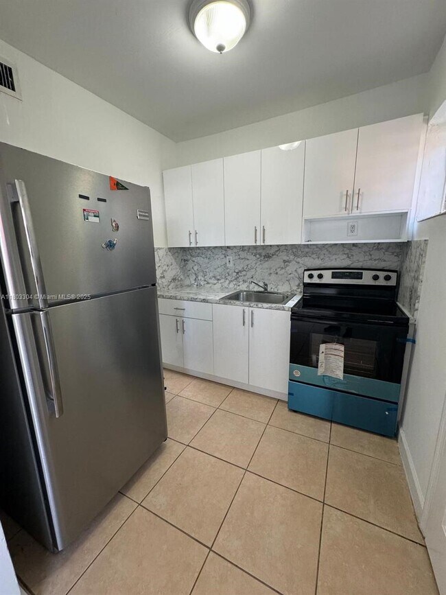 Building Photo - 120 SW 18th Ct