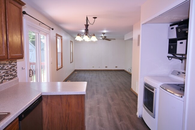 Building Photo - 2022 Redwood Dr