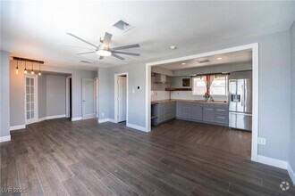Building Photo - 550 Karen Way