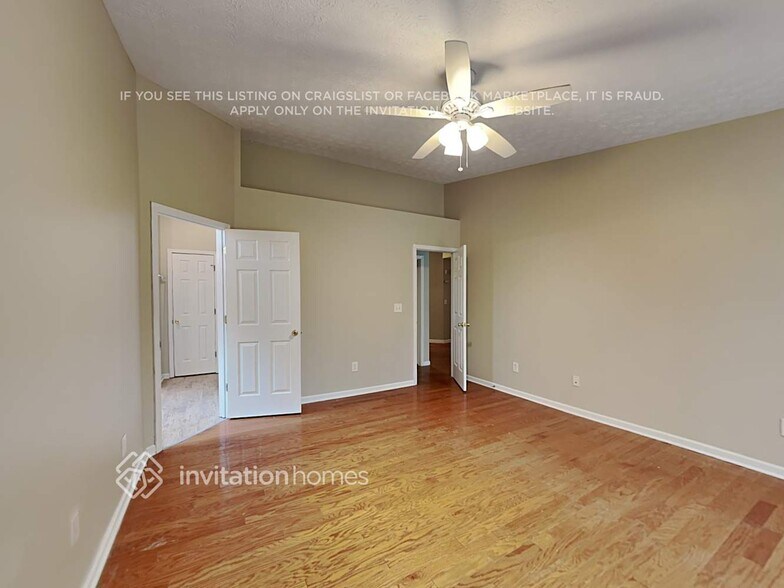 Building Photo - 141 N Square Ln