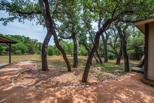 Building Photo - CASTLE HILLS FAMILY HOME