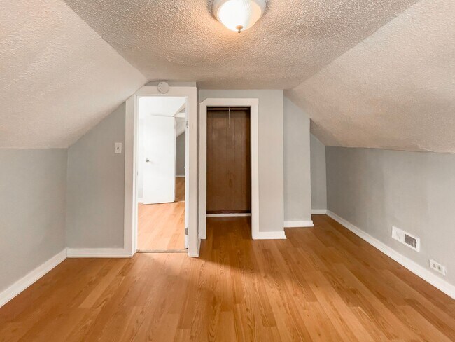 Building Photo - *AVAILABLE NOW!* Cozy Three Bedroom Home!
