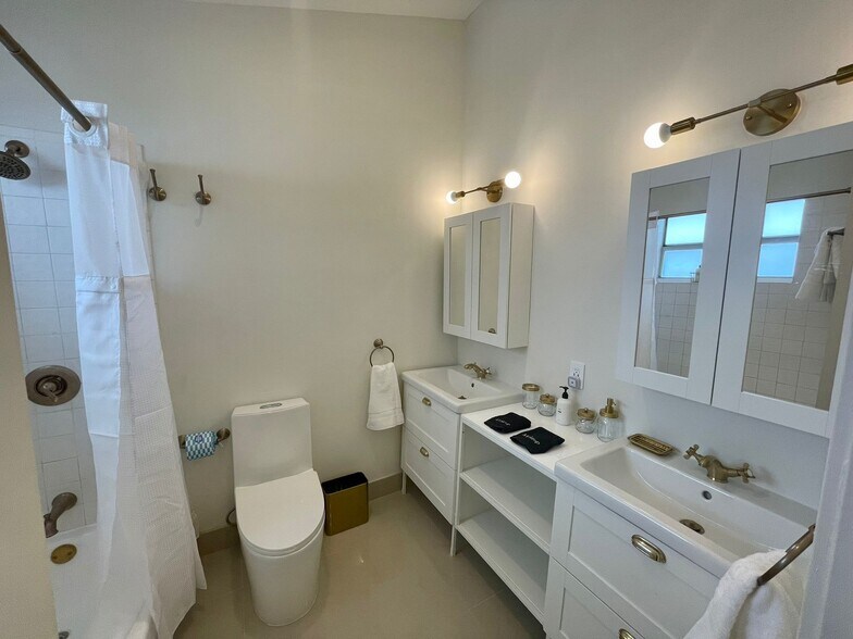 Building Photo - 798 Crandon Blvd