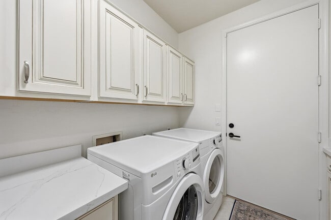 Building Photo - 6570 S Bogle Ave