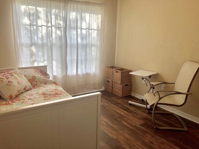 Building Photo - 4BR/2BA in Sorrento with large, fenced-in ...