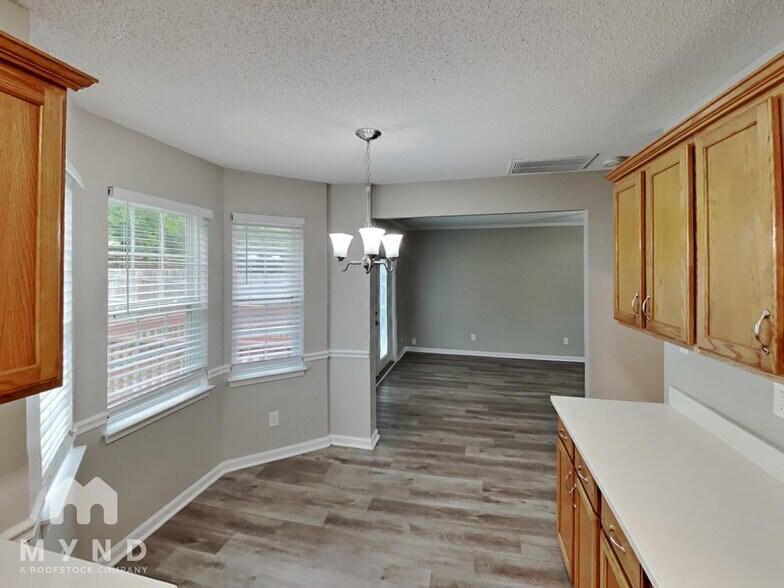 Building Photo - 219 Chattaroy Dr
