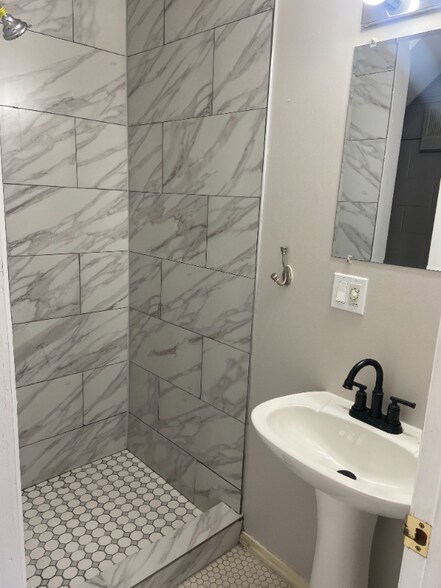 Building Photo - 1215 Queen Anne Ave N