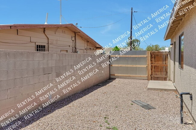 Building Photo - 1107 W Sonora St