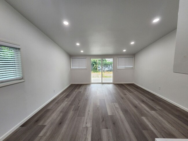 Primary Photo - Ferndale 4 bedroom 2 bathroom