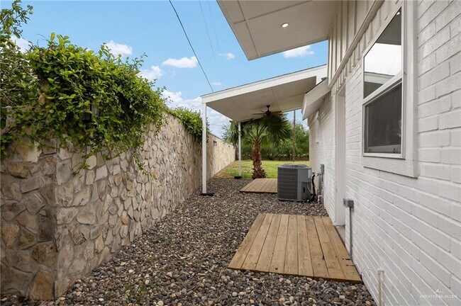 Building Photo - 45 Lakeview Dr