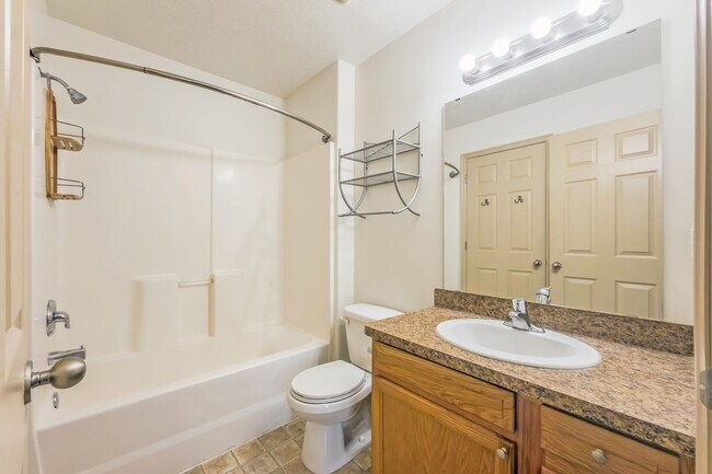 Building Photo - Charming 2 Bedroom Home with Modern Comforts and Pet-Friendly Living - Available NOW!